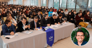 Estudiante presentando en jornada PACE, símbolo de competencia con propósito.